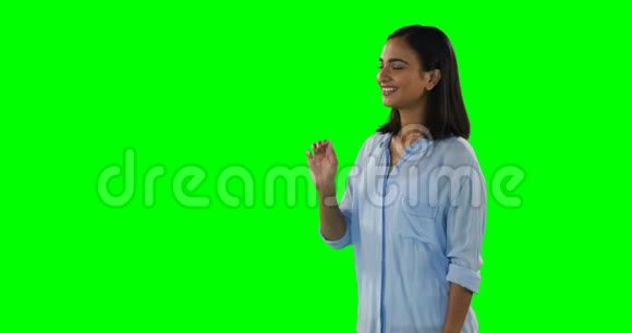 微笑的女人触摸数字屏幕4k视频的预览图