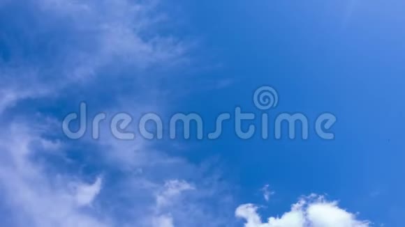 蓝天背景下美丽的时光流逝的云彩视频的预览图