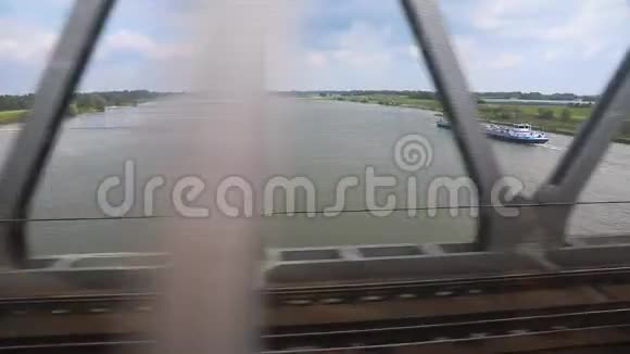 火车旅程窗口视图视频的预览图