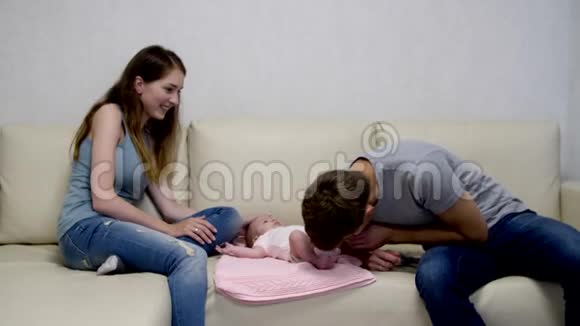 爸爸妈妈和一个女儿坐在沙发上视频的预览图