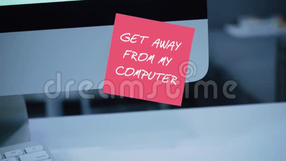 离我的电脑远点显示器上贴纸上的铭文视频的预览图