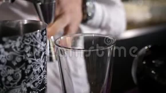 酒保在杯子里倒酒视频的预览图