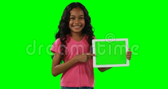 微笑的女孩显示数字平板电脑4k视频的预览图