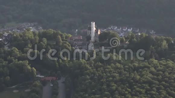 乘坐气球飞行的空中景观黑森林视频的预览图