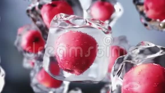 苹果在冰块中旋转食和广播理念现实的冰材料4K动画片视频的预览图