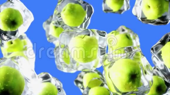 苹果在冰块中旋转食和广播理念现实的冰材料4K动画片绿色屏幕视频的预览图
