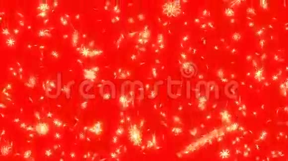 圣诞节和新年动画红色背景上的金色圣诞雪花大片雪花飘落视频的预览图