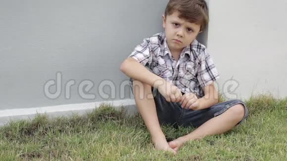 悲伤的小男孩的肖像视频的预览图