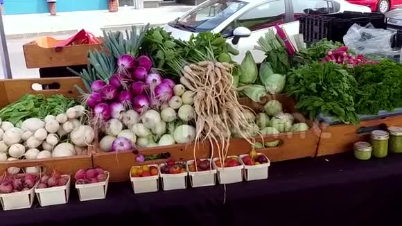 农贸市场蔬菜摊视频的预览图