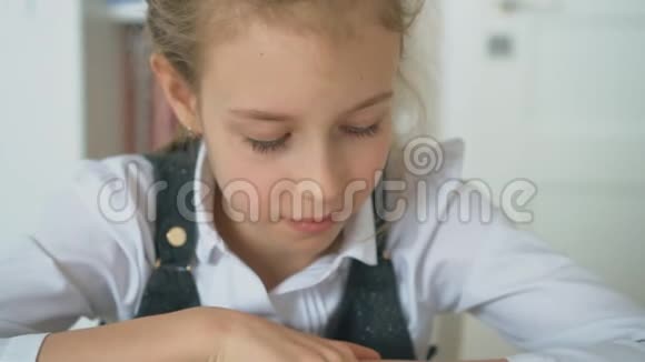 可爱的小女孩在看书视频的预览图