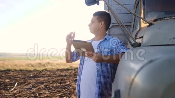 聪明的农业司机男子农民司机站在卡车附近的数字平板电脑慢动作录像肖像视频的预览图