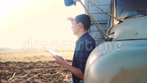 智慧农业男子农民司机站在卡车附近的数字平板电脑慢动作录像肖像商人视频的预览图
