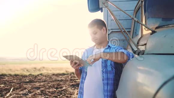 智慧农业男子农民司机站在卡车附近的数字平板电脑慢动作录像肖像商人视频的预览图