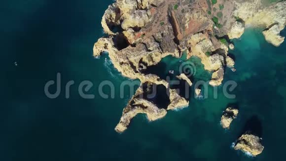 在海岸附近的美丽山脉飞行视频的预览图