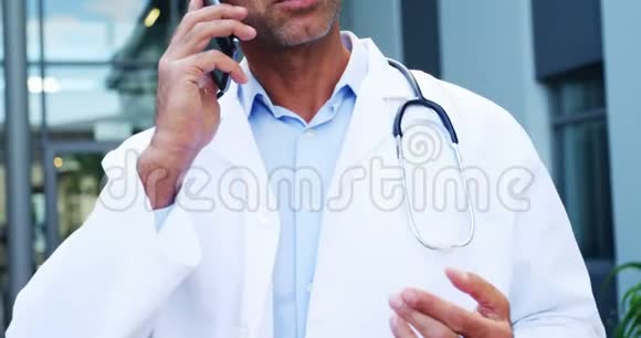 医生用手机说话视频的预览图