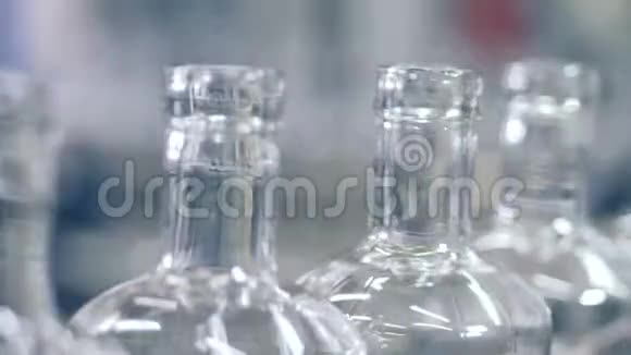 传送带上的玻璃瓶关上自动化工业设备视频的预览图