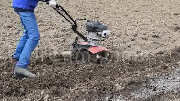 在无人驾驶拖拉机下面种土豆视频的预览图