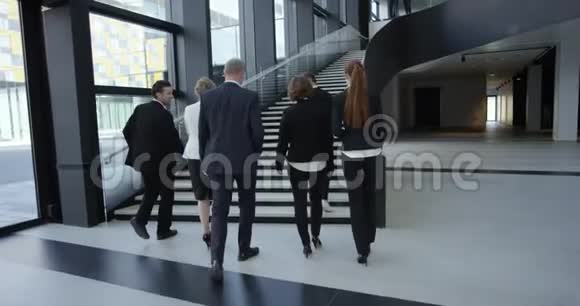 商务人士在大厅里散步视频的预览图