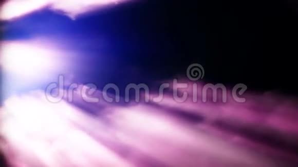 粉红色的光芒穿过滚滚的乌云视频的预览图