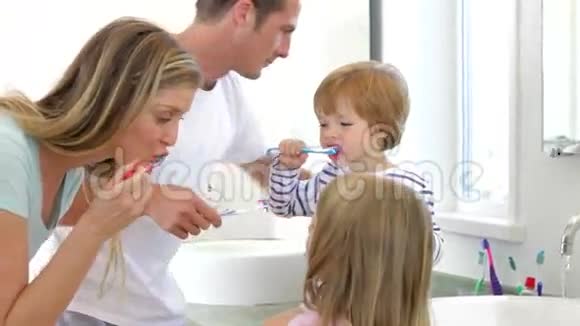 一家人一起在浴室里刷牙视频的预览图