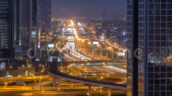 迪拜市区天际线夜以继日阿联酋谢赫扎耶德的道路交通视频的预览图