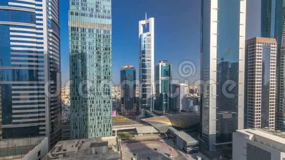 在阿联酋迪拜谢赫扎耶德路和DIFC时间推移的建筑物的天际线视图视频的预览图