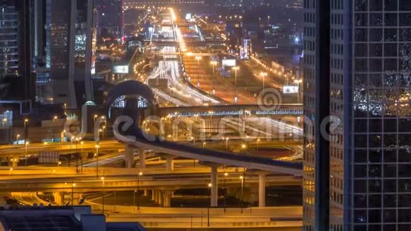 迪拜市区天际线夜以继日阿联酋谢赫扎耶德的道路交通视频的预览图