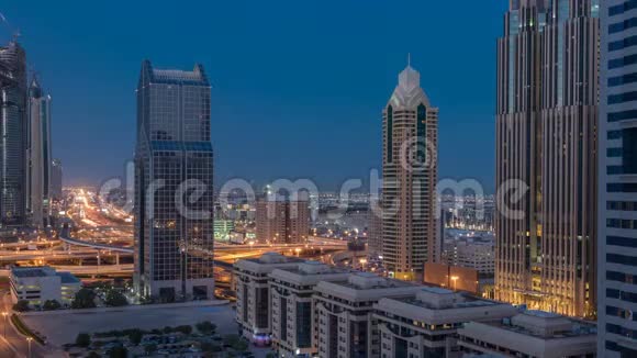 迪拜市区天际线夜以继日阿联酋谢赫扎耶德的道路交通视频的预览图