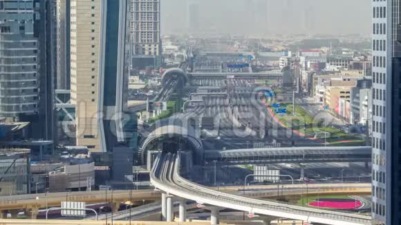 迪拜市中心的天际线早晨时间流逝阿联酋谢赫扎耶德的道路交通视频的预览图