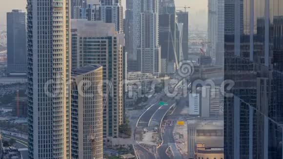 迪拜市区傍晚时分从阿联酋迪拜的顶部可以看到现代塔楼视频的预览图