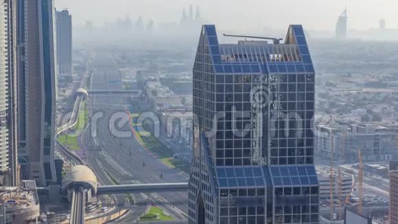 迪拜市区天际线傍晚时分和阿联酋谢赫扎耶德公路交通视频的预览图