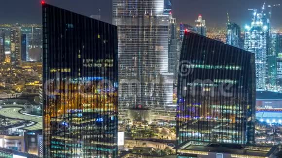 迪拜市区天际线夜晚时光最高的建筑和道路交通阿联酋视频的预览图