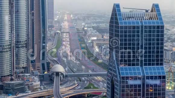 迪拜市区天际线昼夜不停阿联酋谢赫扎耶德的道路交通视频的预览图