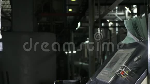 生产线的控制面板塑料水管厂制造制作塑料管的过程视频的预览图