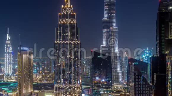 迪拜市中心的天际线夜幕降临最高的建筑和谢赫扎耶德的道路交通阿联酋视频的预览图