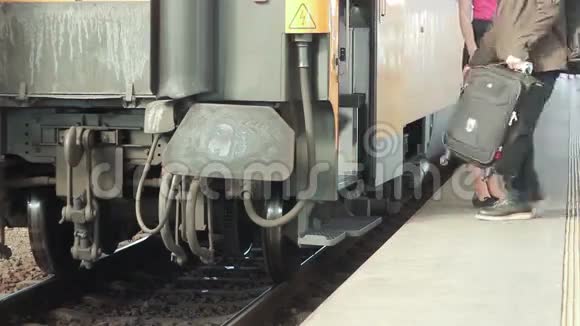 火车在铁轨上视频的预览图