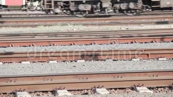 火车在铁轨上视频的预览图