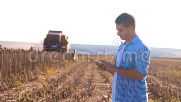 农民工作聪明的农业人阅读或分析收获向日葵平板电脑生活方式关于农业的报告视频的预览图