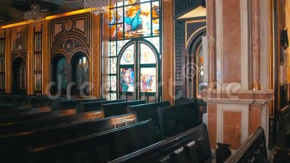 基督教堂里的木制皮尤视频的预览图