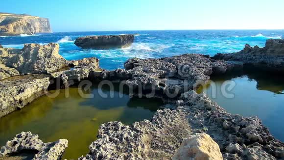 马耳他戈佐岛岩石海岸线视频的预览图