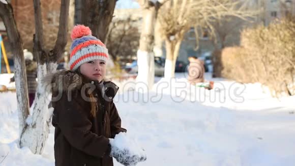小女孩在冬天玩雪视频的预览图