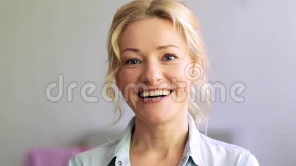 喜笑颜开的女人脸视频的预览图