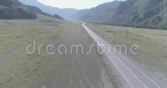 飞越山地沥青公路公路和草地视频的预览图