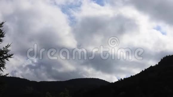 法国比利牛斯的风暴云时视频的预览图