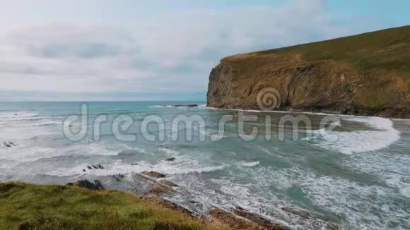 美丽的悬崖和克莱顿海文康沃尔海岸线视频的预览图