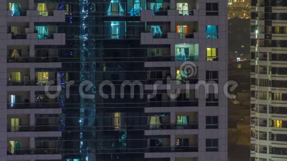 窗户的多层建筑玻璃和钢制照明内部和移动的人在时间推移视频的预览图