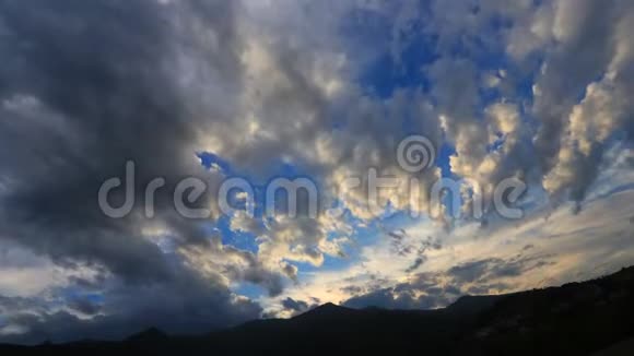 法国比利牛斯天空中云的时间推移视频的预览图
