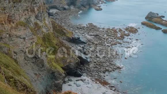 康沃尔英格兰在海岸线上看到令人惊叹的陆地景观视频的预览图