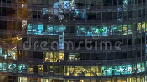 窗户的多层建筑玻璃和钢制照明内部和移动的人在时间推移视频的预览图
