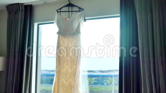 新娘穿着优雅的婚纱视频的预览图
